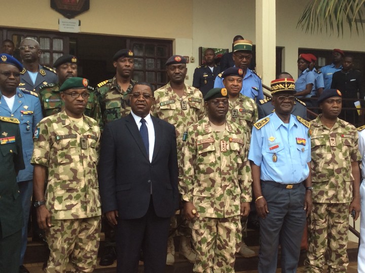 Nigeria's Chief of Defence Staff, Gen Olonisakin (m) (flanked by Cameroonian Min of Defence and Chief of Defence Staff respectively