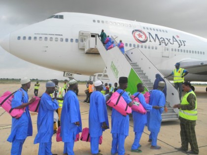 MUSLIM-PILGRIMS-FROM-GOMBE-STATE-BOARDING-600x450