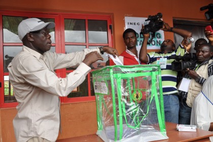 adams-oshiomhole-cast-vote-edo-election