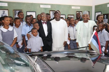 Information Minister and Lagosa State Governor with Some School Children in Group Photo At the Museum 