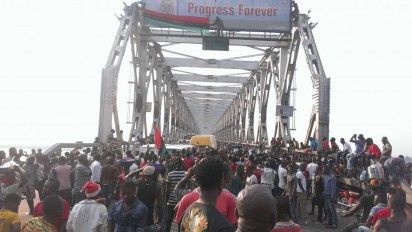 Protesters' Blockage on the Niger Bridge(PHOTO: DNA)