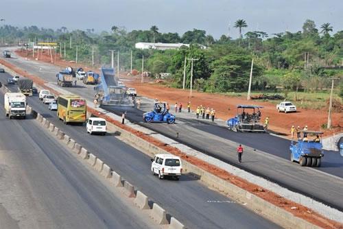 Yuletide: Fashola directs contractors to make Lagos-Ibadan Expressway motorable, safe